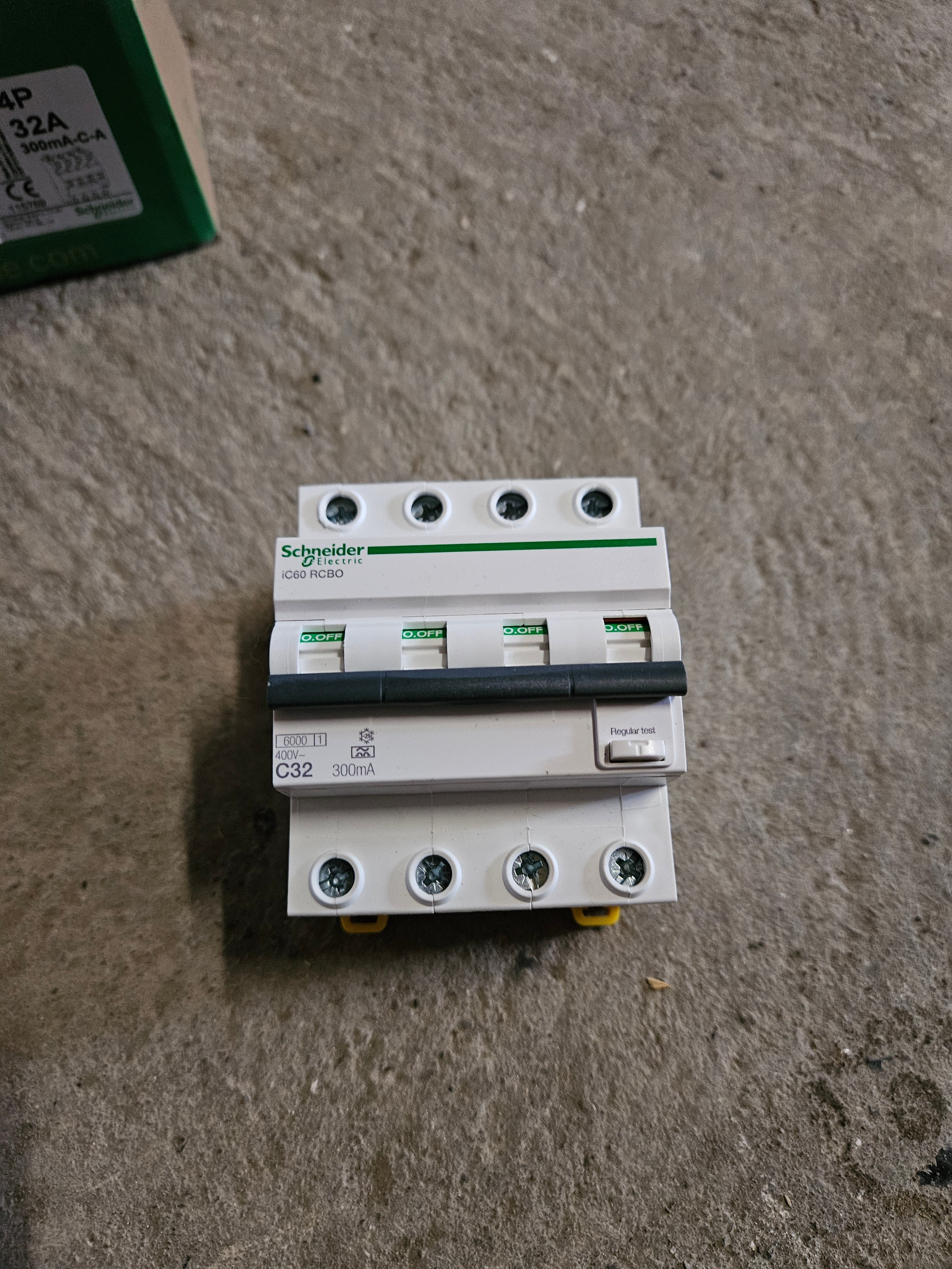 Kombi relæ 4 polet 32A – Stilling Solceller